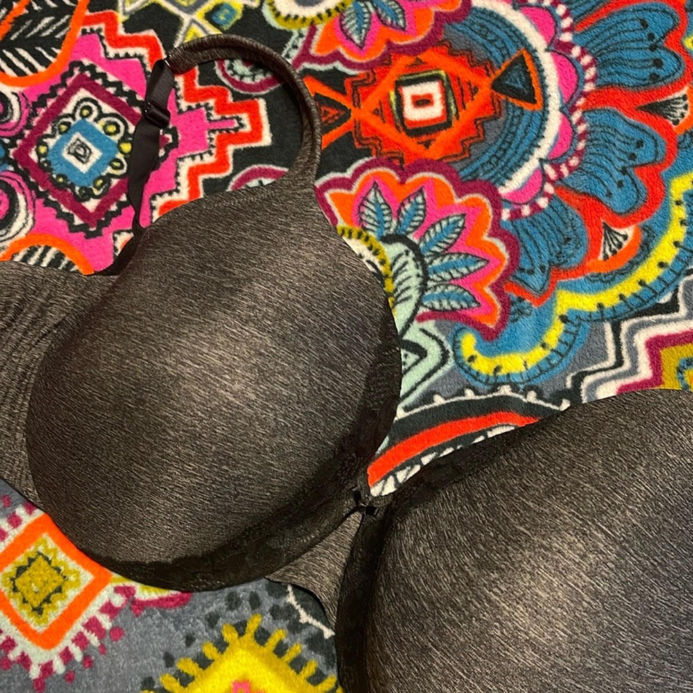 Cacique 46DD LIGHTLY LINED Full Coverage Grey and Black Lace